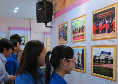 ງານວາງສະແດງຮູບຖ່າຍເອກະສານກ່ຽວກັບນ້ຳໃຈມິດຕະພາບ ຫວຽດນາມ - ລາວ